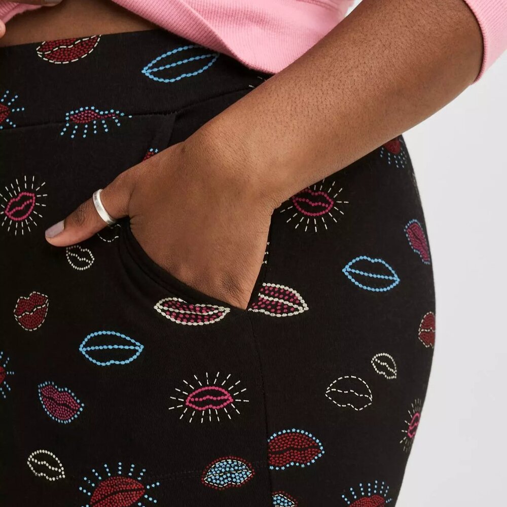 Torrid Leggings 0X LG Black Red Lip Print Pockets Full Length Pants Plus New